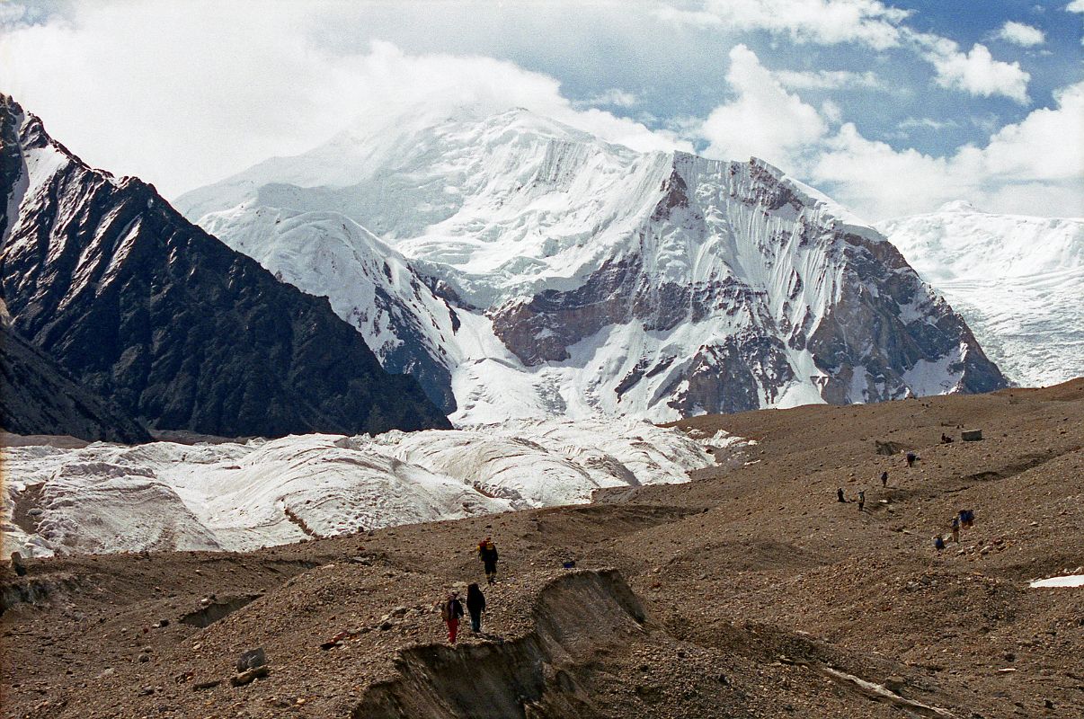 10 Trekking On The Upper Baltoro Glacier Towards Shagring Camp With Baltoro Kangri And Kondus Peak